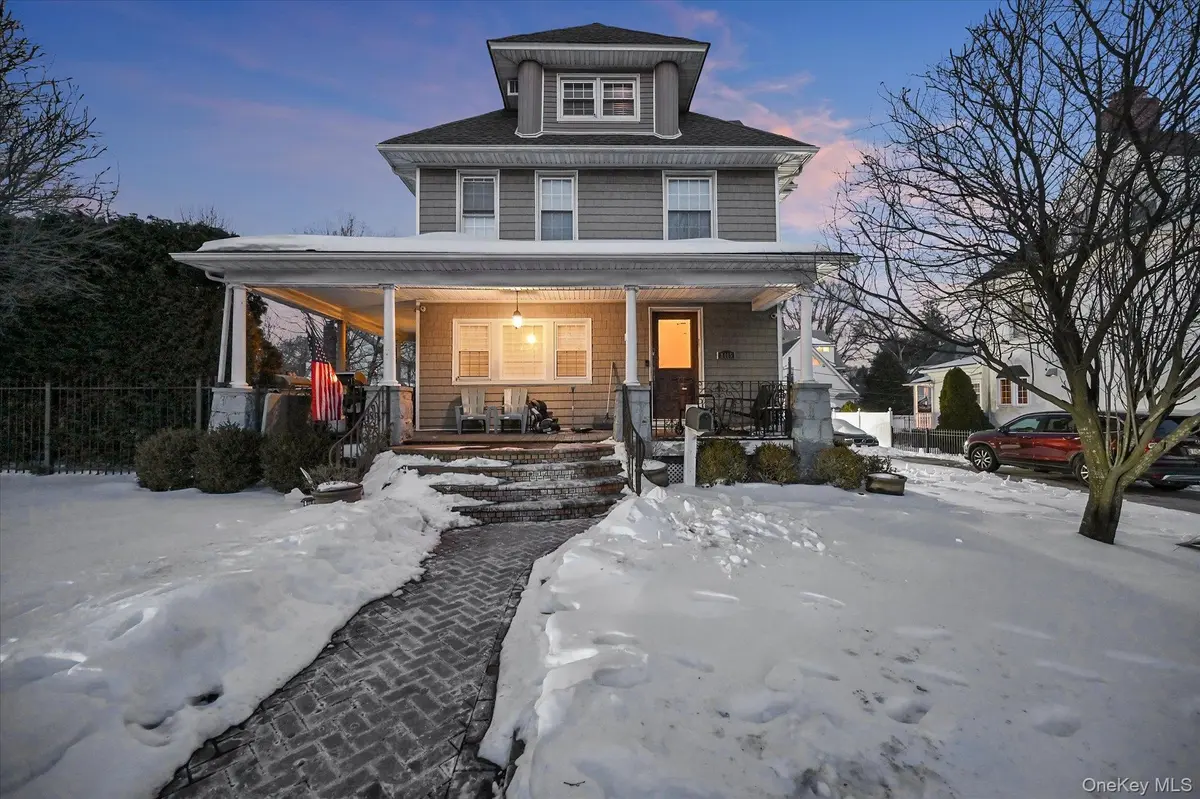 8405 112th ST, Richmond Hill, NY 11418