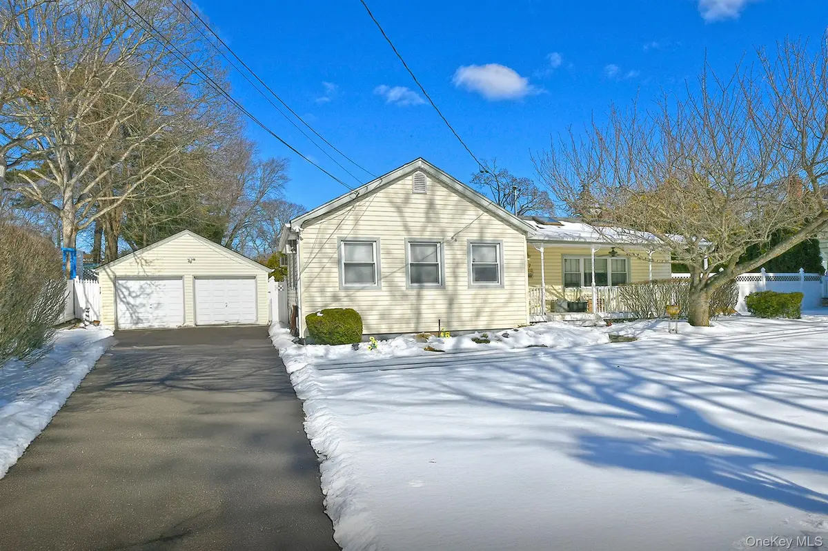 7 Gerber ST, Dix Hills, NY 11746