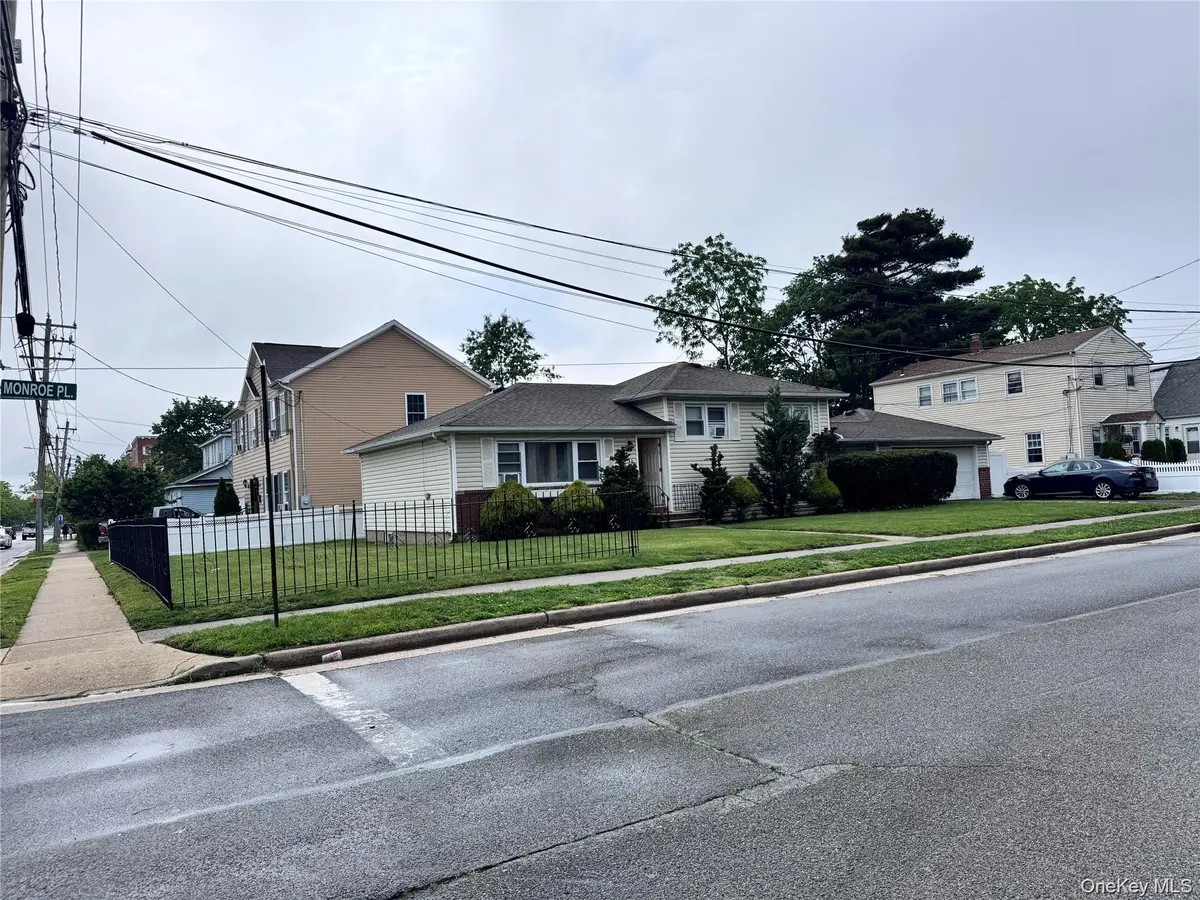 36 Monroe PL, Hempstead, NY 11550