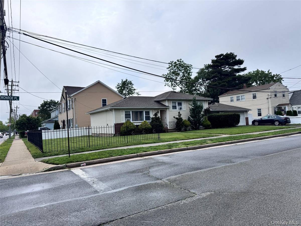 36 Monroe PL, Hempstead, NY 11550