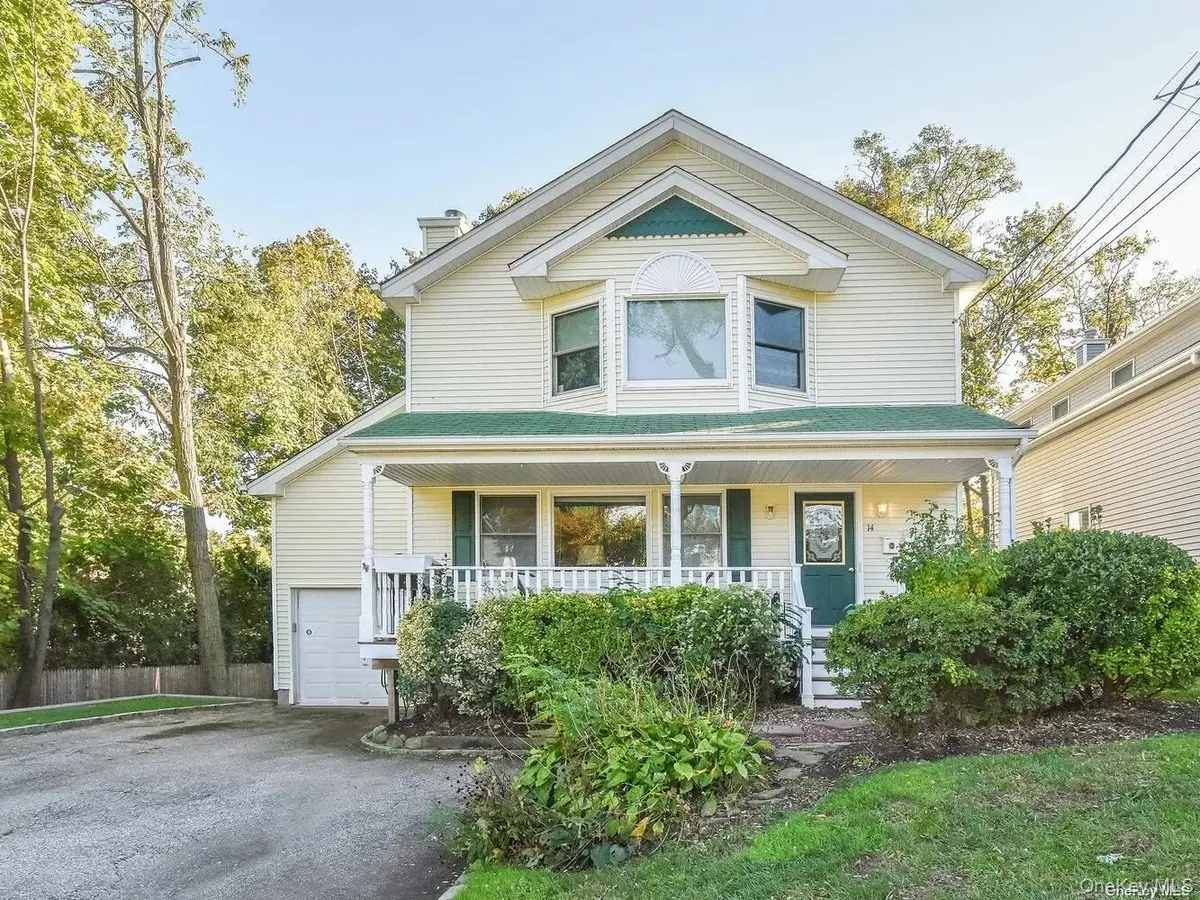 14 Hillcrest ST, Huntington, NY 11743