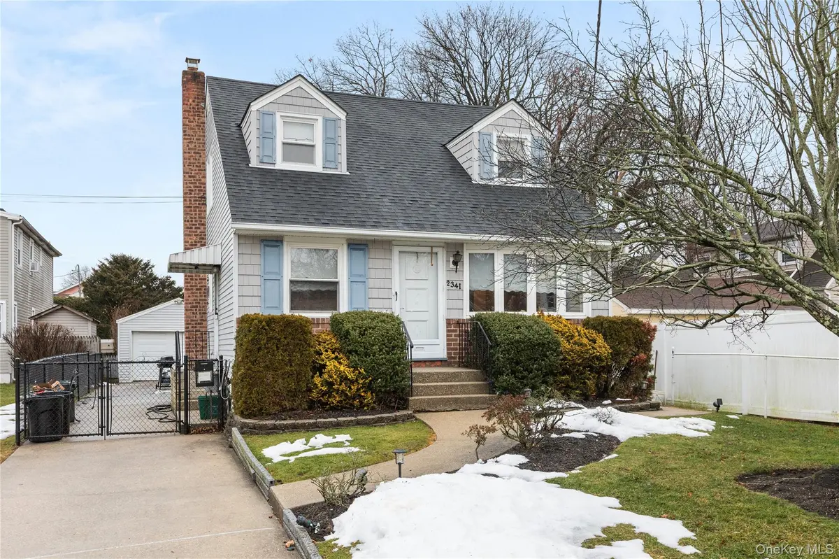 2341 Dobson AVE, Merrick, NY 11566
