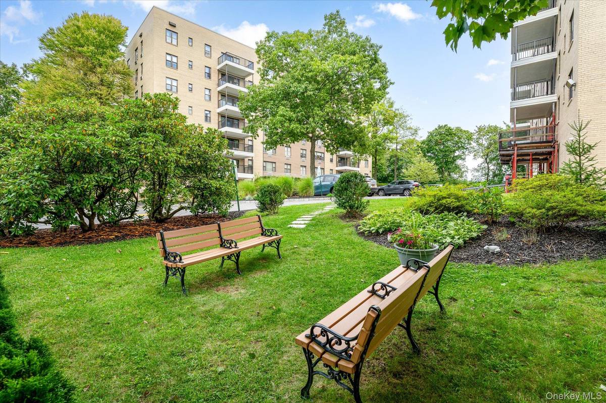 25 Stewart PL #716, Mount Kisco, NY 10549