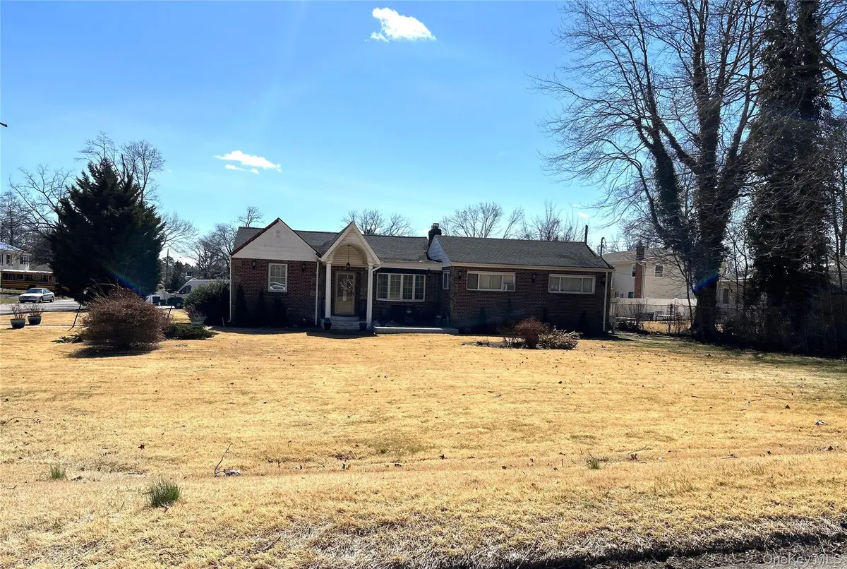 38 Hilltop LN, Wheatley Heights, NY 11798