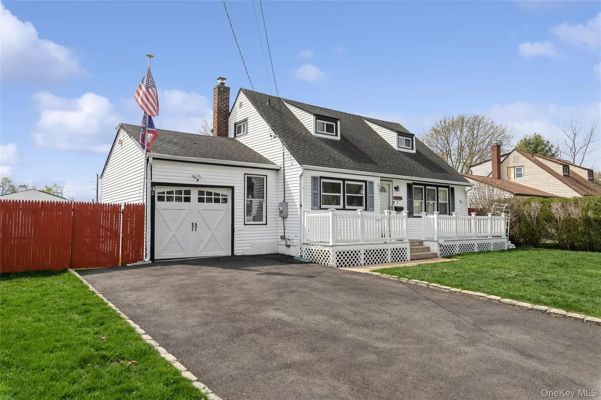 10 Hickory ST, Central Islip, NY 11722