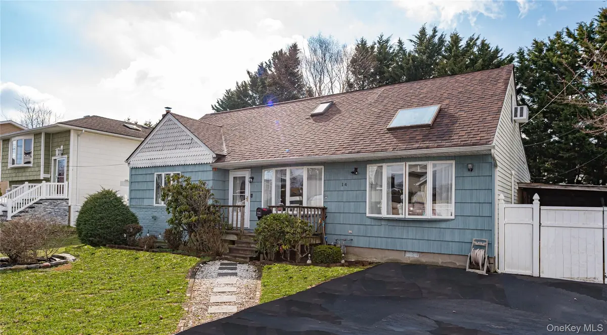 14 Willoughby PL, West Islip, NY 11795
