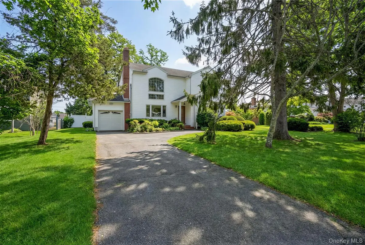 53 Hewitt BLVD, Center Moriches, NY 11934