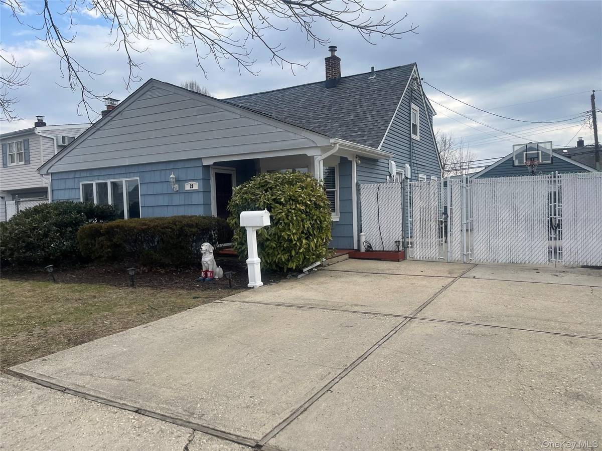 20 Peacock LN, Levittown, NY 11756