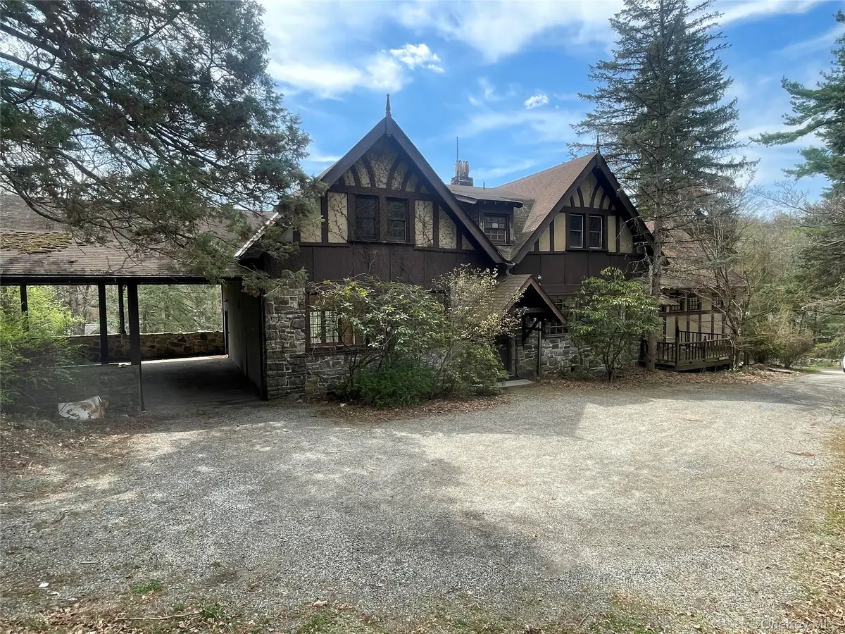 32 E Lake Stable RD, Tuxedo Park, NY 10987