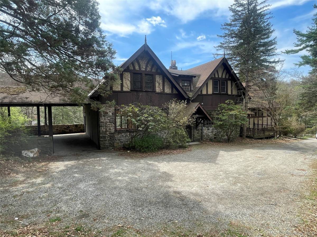 32 E Lake Stable RD, Tuxedo Park, NY 10987