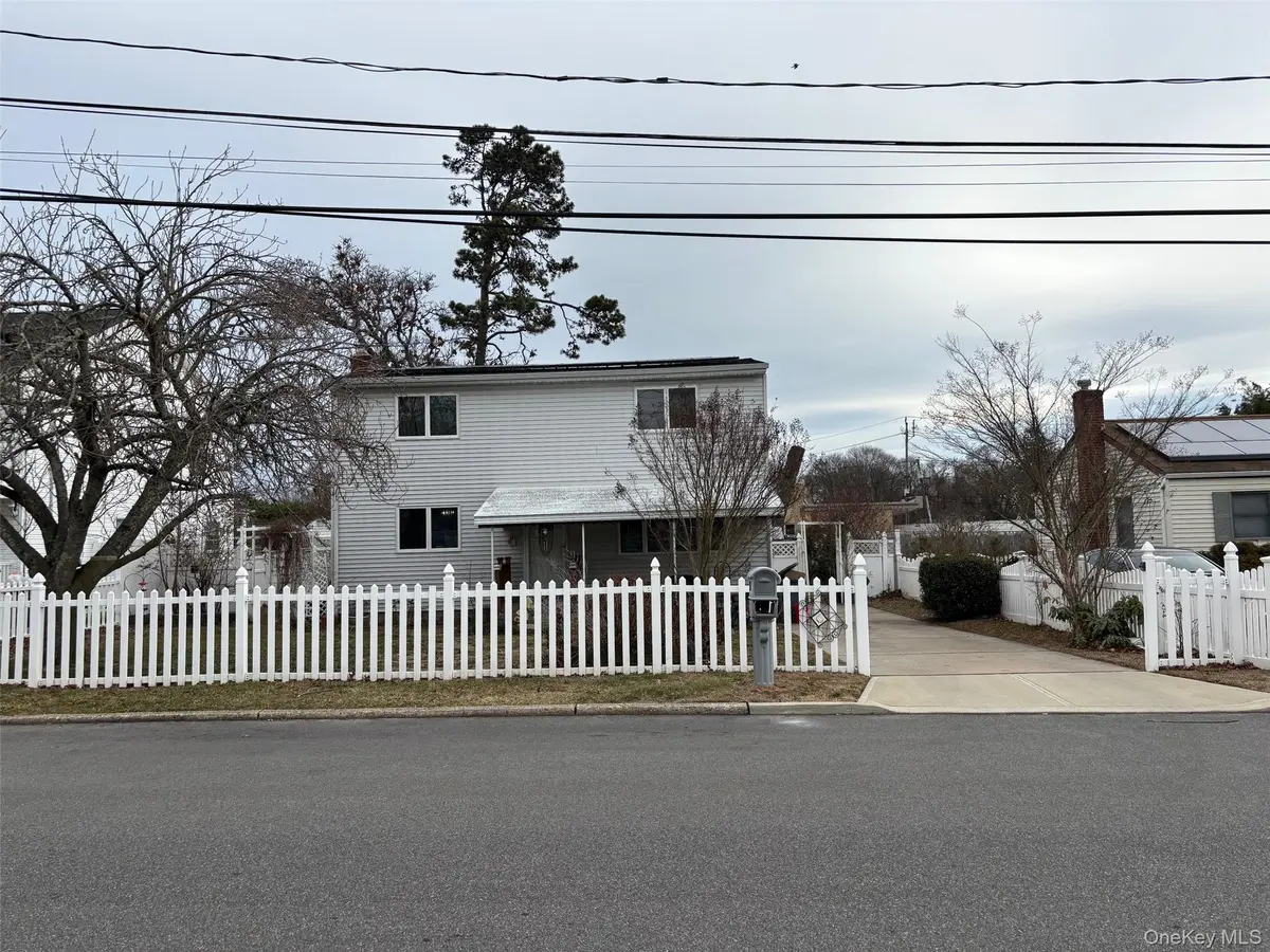33 Lakewood AVE, Ronkonkoma, NY 11779