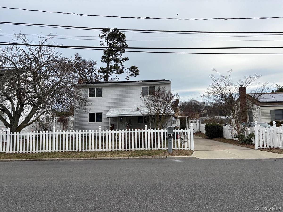 33 Lakewood AVE, Ronkonkoma, NY 11779