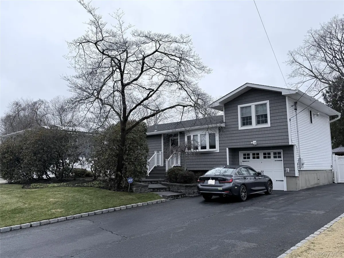 11 Meehan LN, Coram, NY 11727