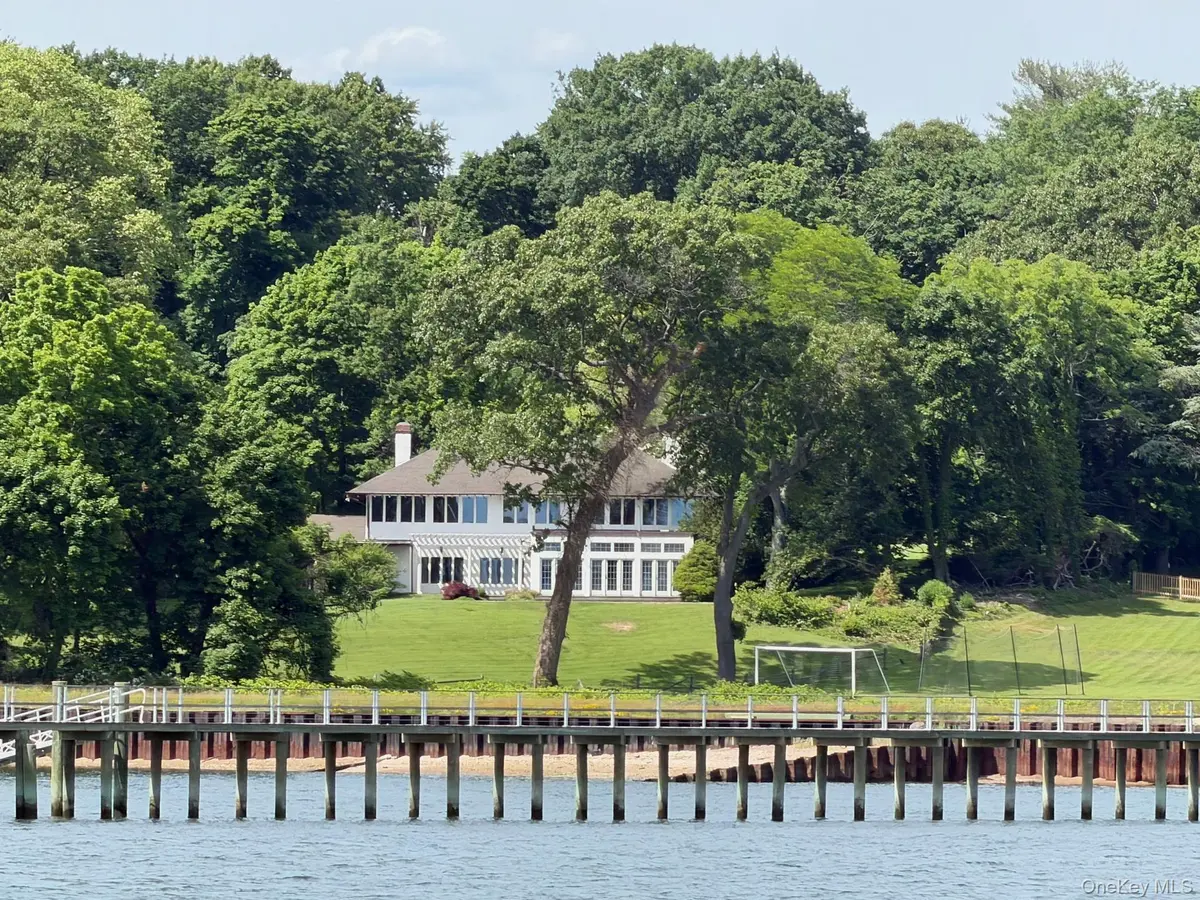 45 Cedar LN, Sands Point, NY 11050