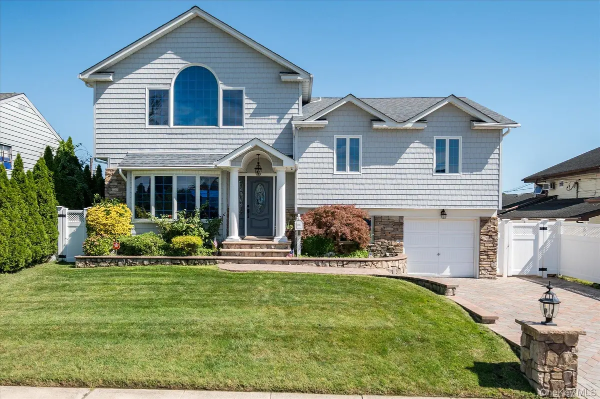 3235 Ilene LN, Levittown, NY 11756