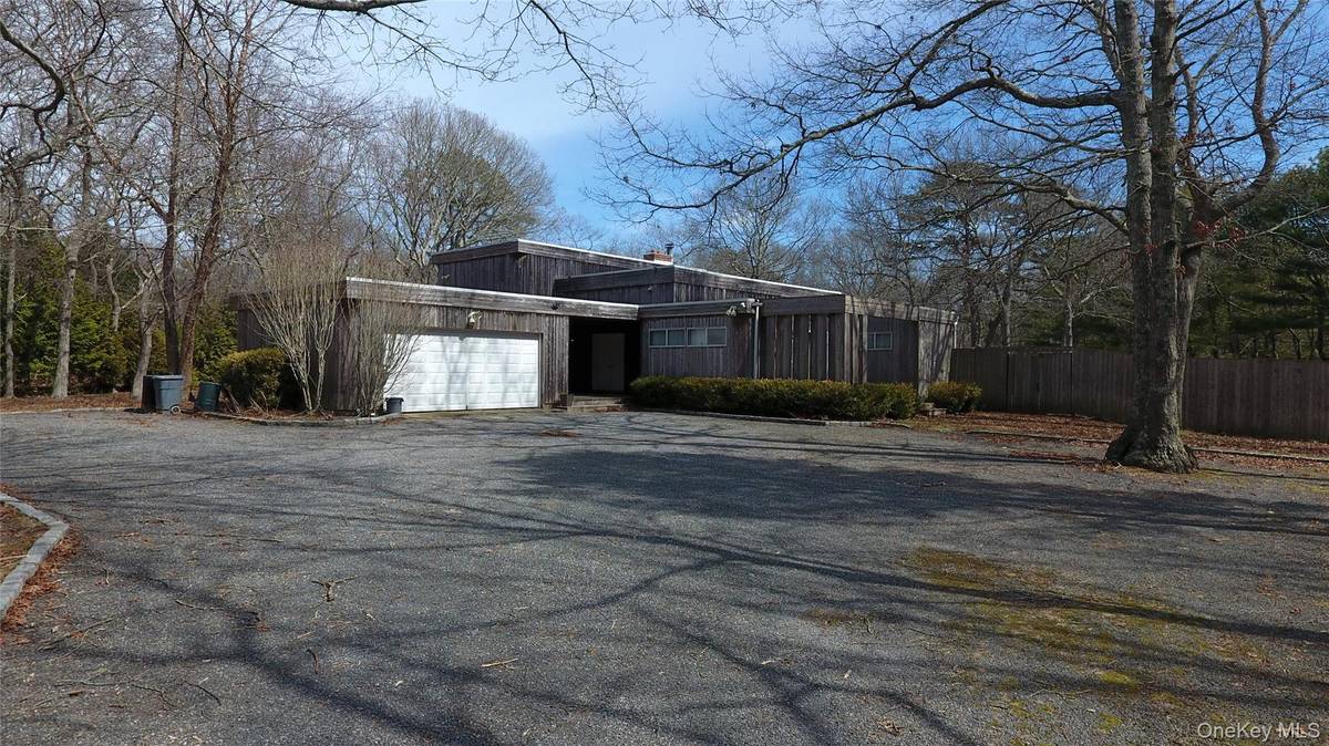 19 Fox Hollow DR, East Quogue, NY 11942
