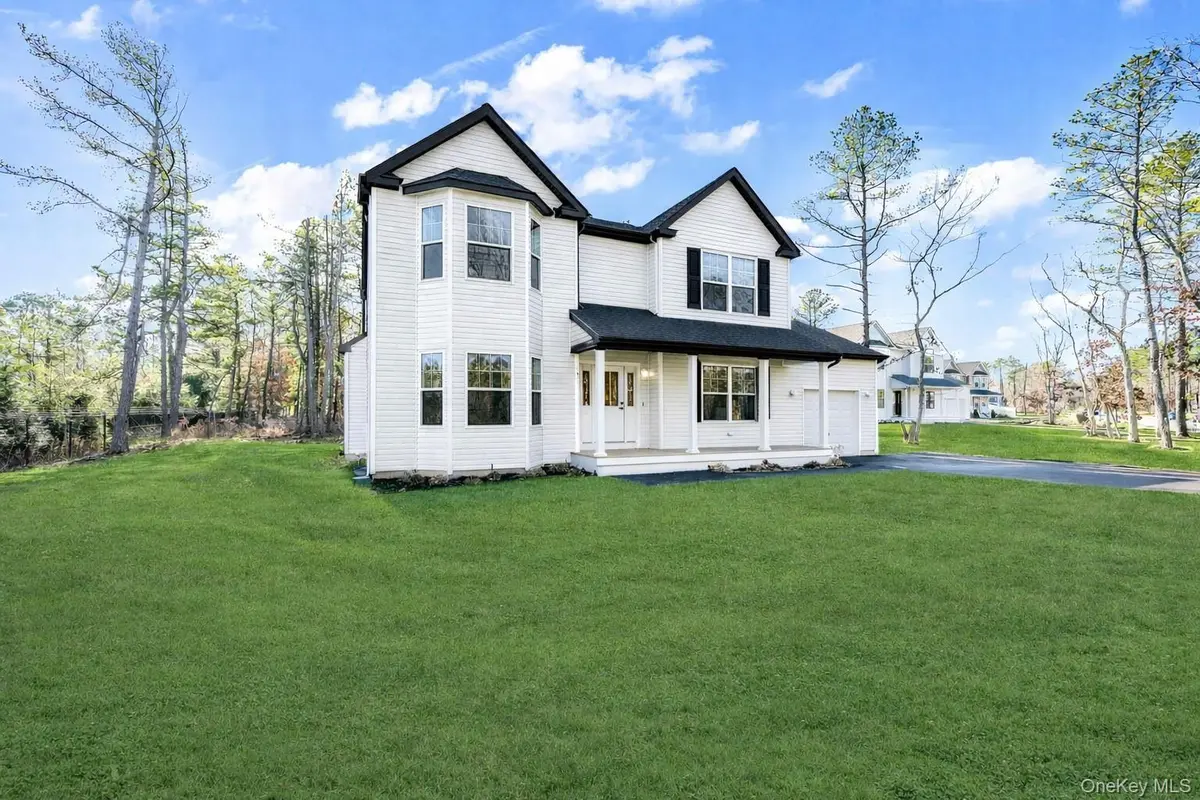 6 Baldwin CT, Medford, NY 11763