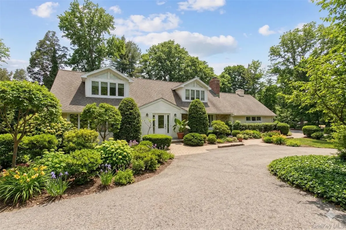 1 The Brae, Woodbury, NY 11797