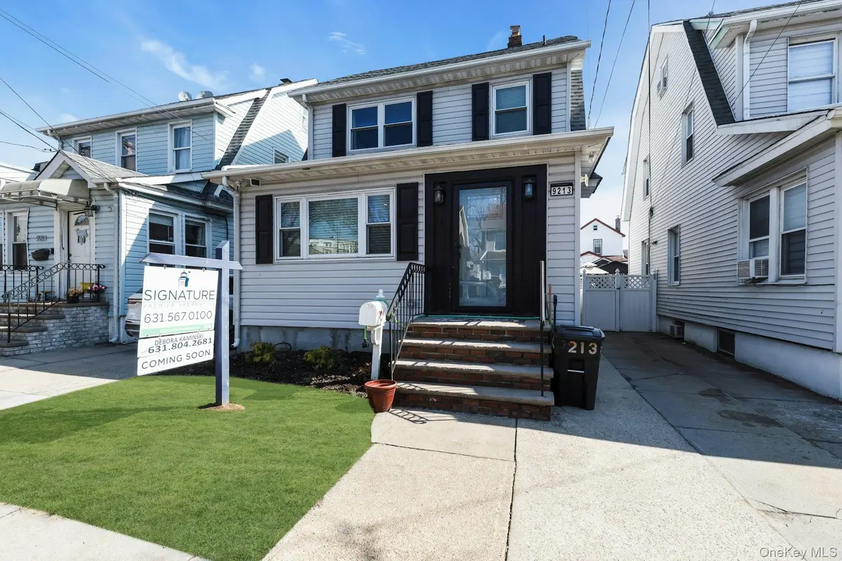 92-13 245th ST, Floral Park, NY 11001