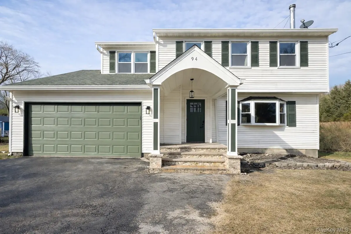 94 Sally LN, Ridge, NY 11961