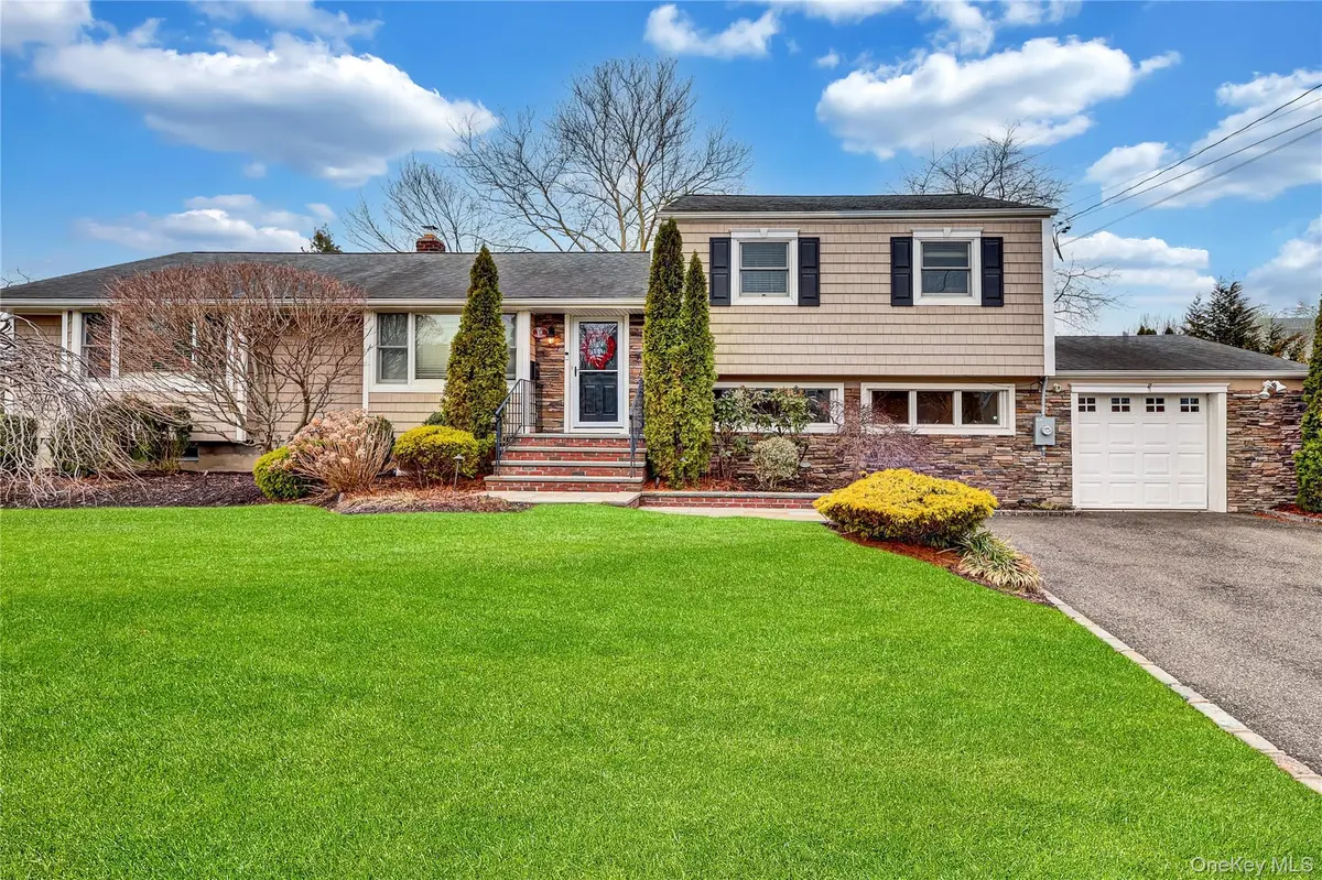 18 Frost LN, Greenlawn, NY 11740
