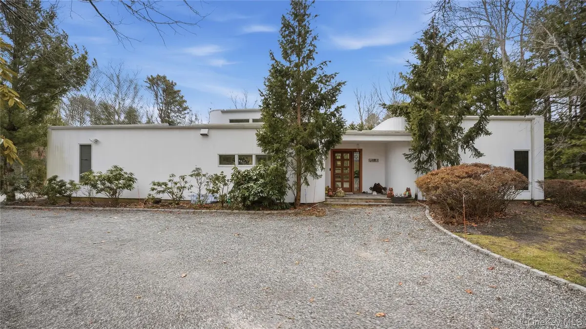 15 Blueberry LN, Quogue, NY 11959