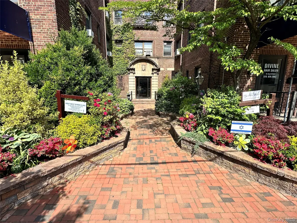 7 Bond ST #1D, Great Neck Plaza, NY 11021