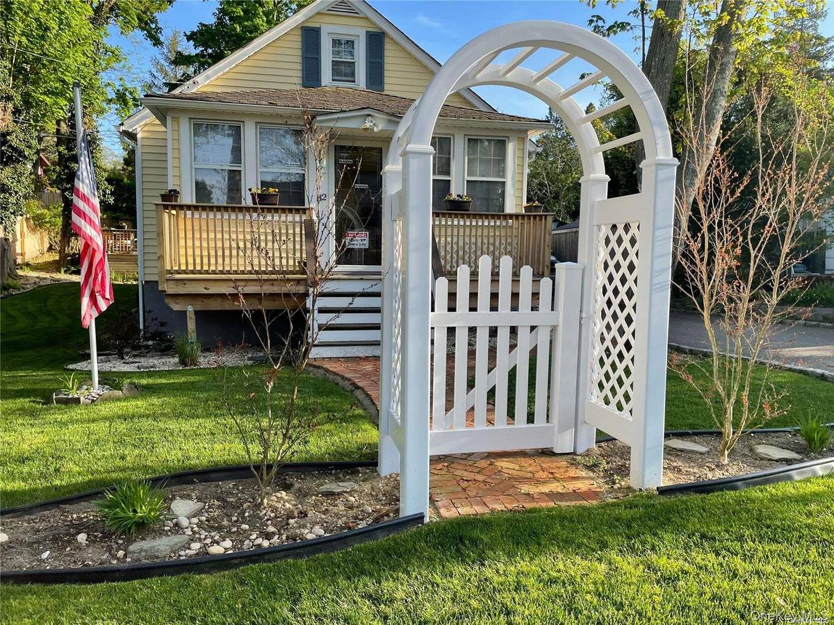 32 Neptune RD, Rocky Point, NY 11778