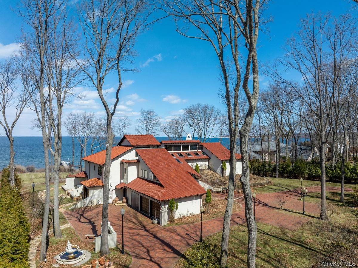 1 Sea Crest DR, Lloyd Neck, NY 11743