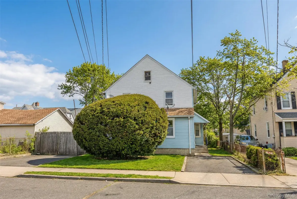 34 Mervin ST, Inwood, NY 11096