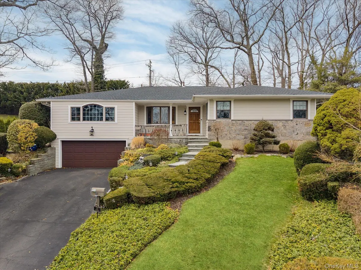 60 Ridge DR, Plainview, NY 11803