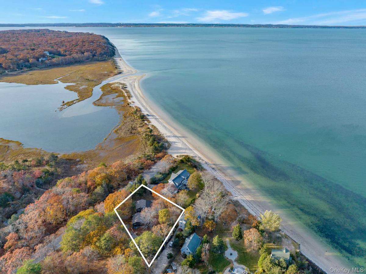 14 E Landing RD, Hampton Bays, NY 11946