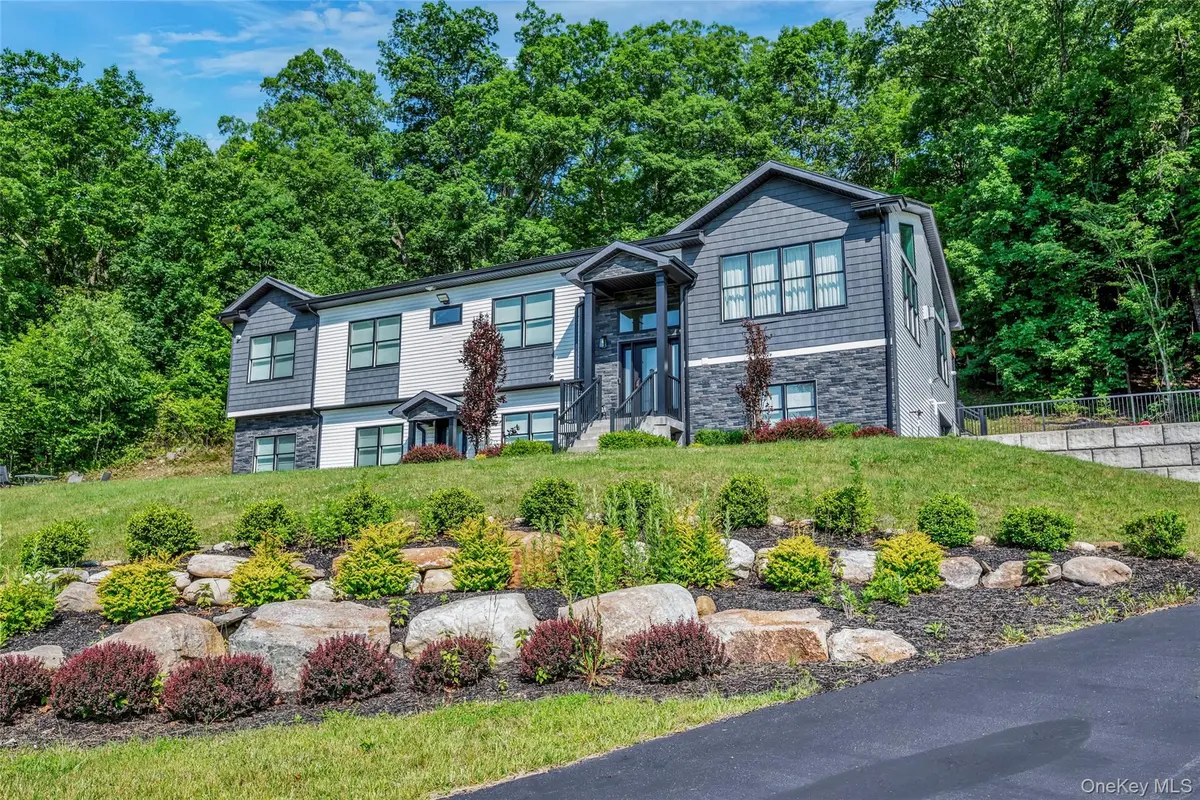 31 Walnut Ridge LN, Bloomingburg, NY 12721