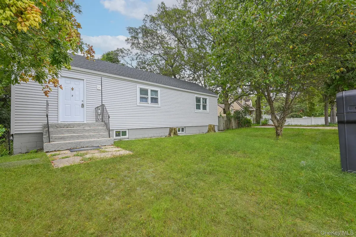 7 Joan AVE, Centereach, NY 11720