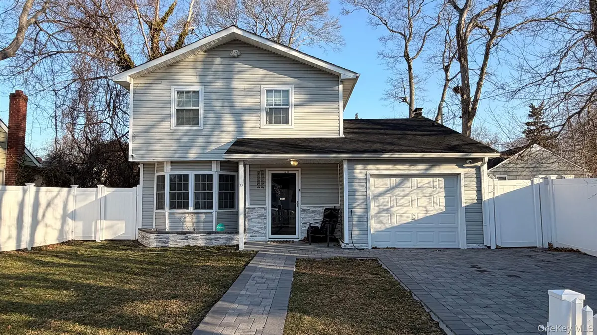 13 Fairview DR, Shirley, NY 11967