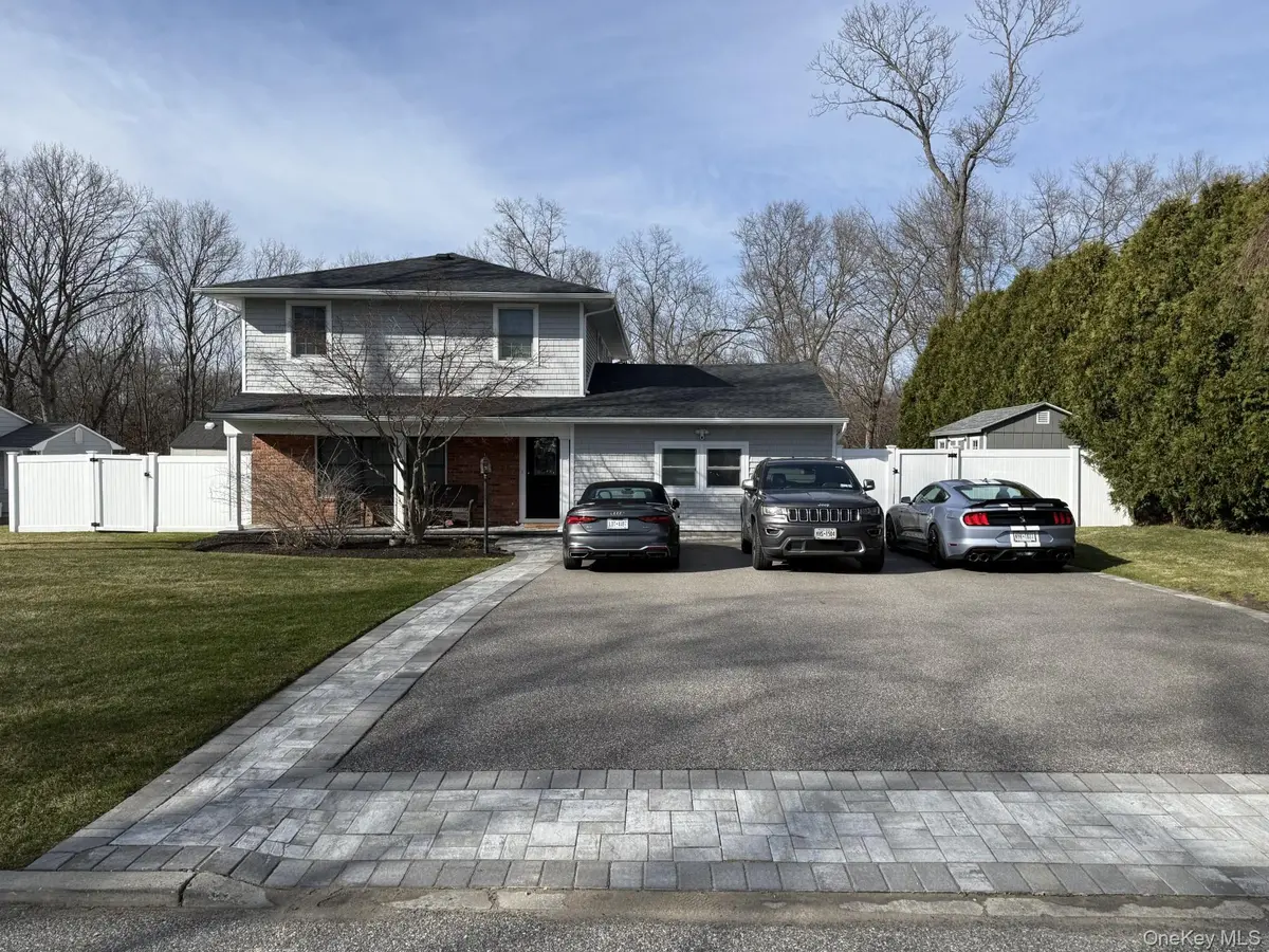 3 Pimlico CT, Commack, NY 11725