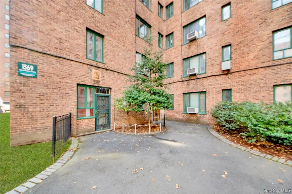 1569 metropolitan AVE #4g, Bronx, NY 10462