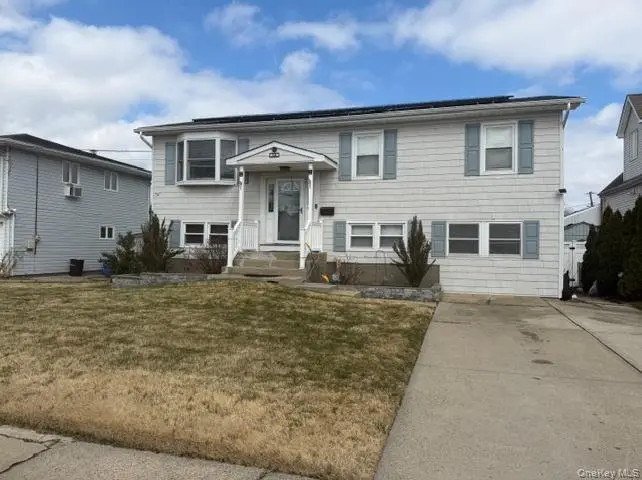 16 W Marine AVE, Lindenhurst, NY 11757