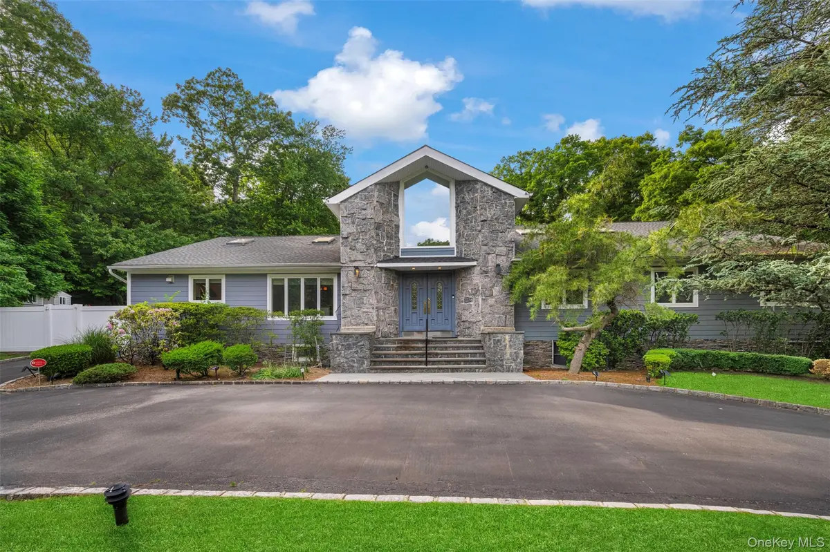 90 Belvedere DR, Syosset, NY 11791