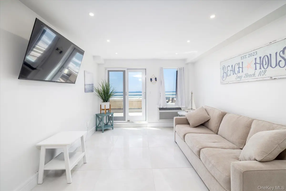 450 W Broadway #3F, Long Beach, NY 11561