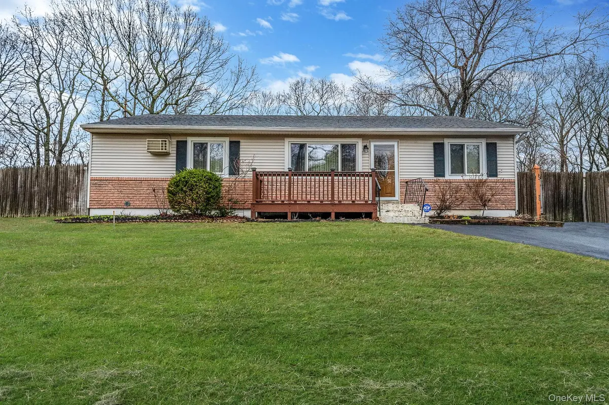 15 Carr LN, Medford, NY 11763