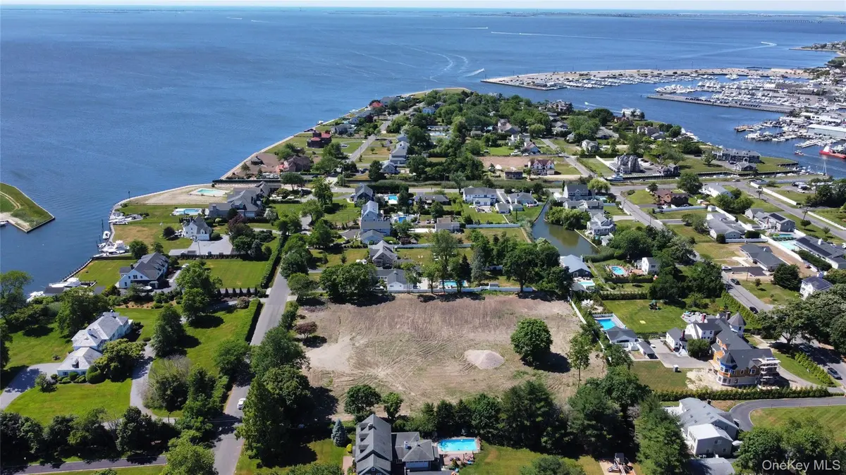 100A Awixa AVE, Bay Shore, NY 11706