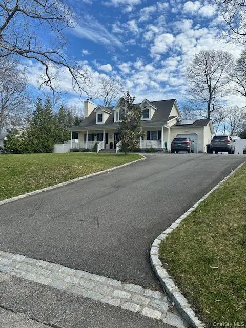 48 N Columbine AVE, Hampton Bays, NY 11946