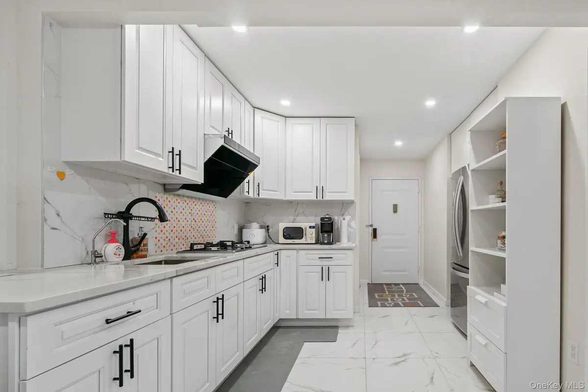 3720 Prince ST #11B, Flushing, NY 11354