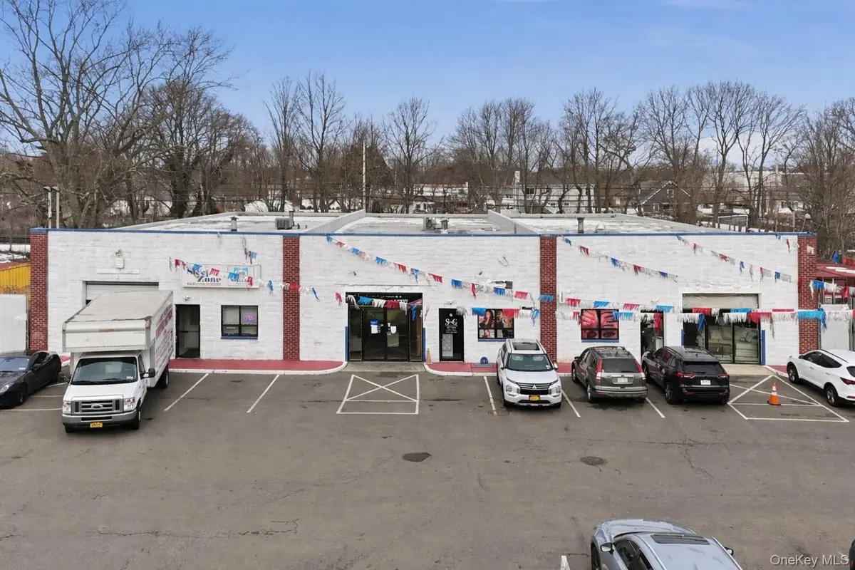 11 Pineaire DR, Bay Shore, NY 11706