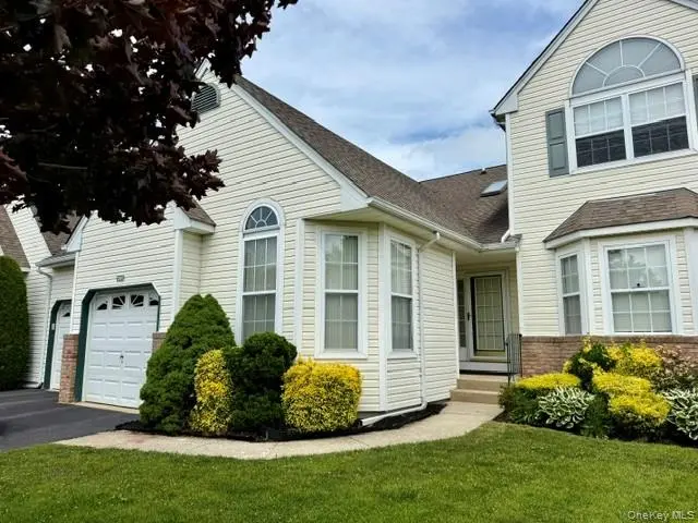 2807 Eve Ann DR, Port Jefferson Station, NY 11776