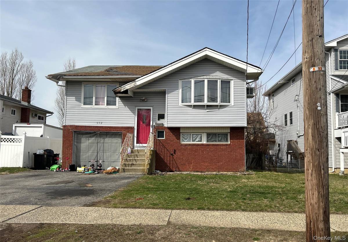 572 Miller AVE, Freeport, NY 11520