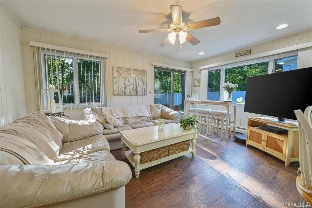 38 Glenmere LN, Coram, NY 11727