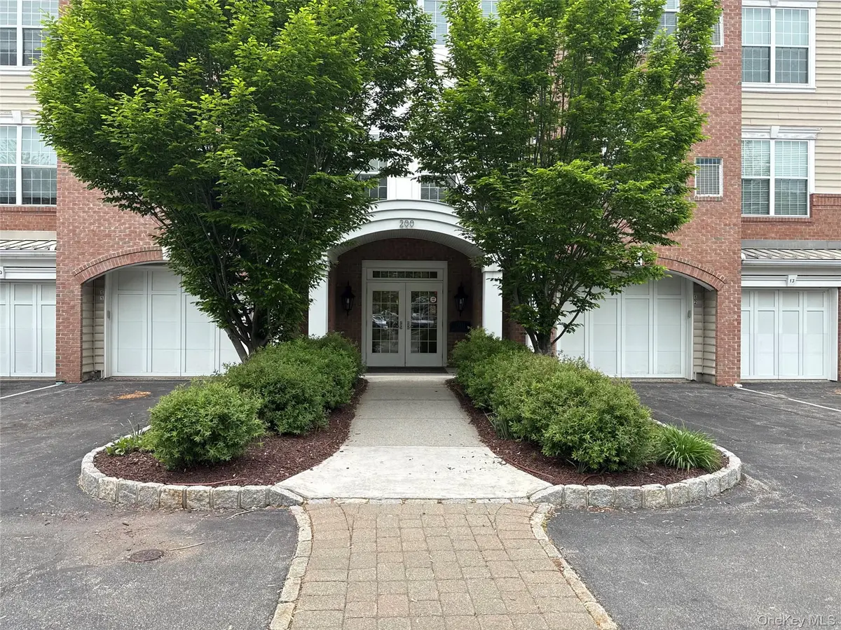 246 Regency DR, Fishkill, NY 12524