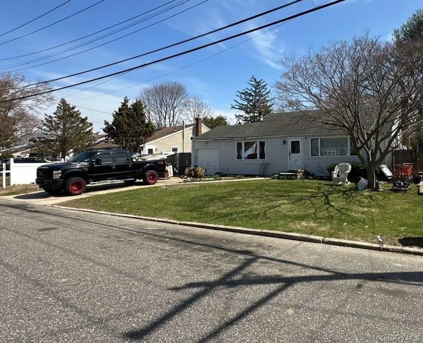 12 Glenwood LN, Huntington, NY 11743